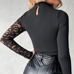 🖤 50% RABATT – Asymmetrisk topp med blondesleeve for dame | Tettsittende topp med utskjæring