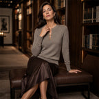 Elegant ribbestrikket topp for kvinner med metallspenne
