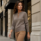 Elegant ribbestrikket topp for kvinner med metallspenne